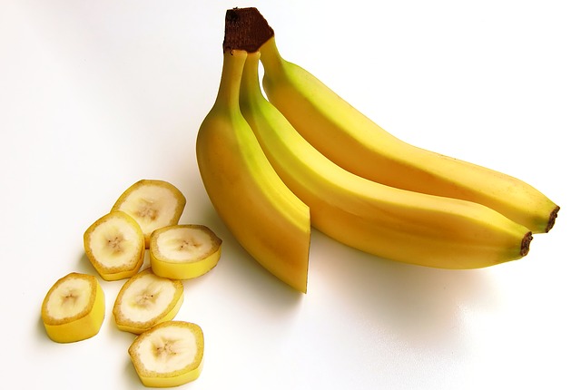 Попробуйте использовать бананы в сочетании с другими натуральными ингредиентами в качестве маски для поддержания здоровой и красивой кожи лица